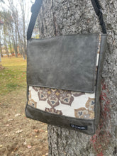 Charger l&#39;image dans la galerie, Troubadour cuir animal brun  /mandala