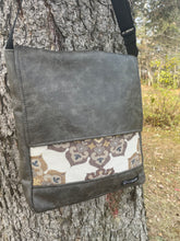 Charger l&#39;image dans la galerie, Troubadour cuir animal brun  /mandala